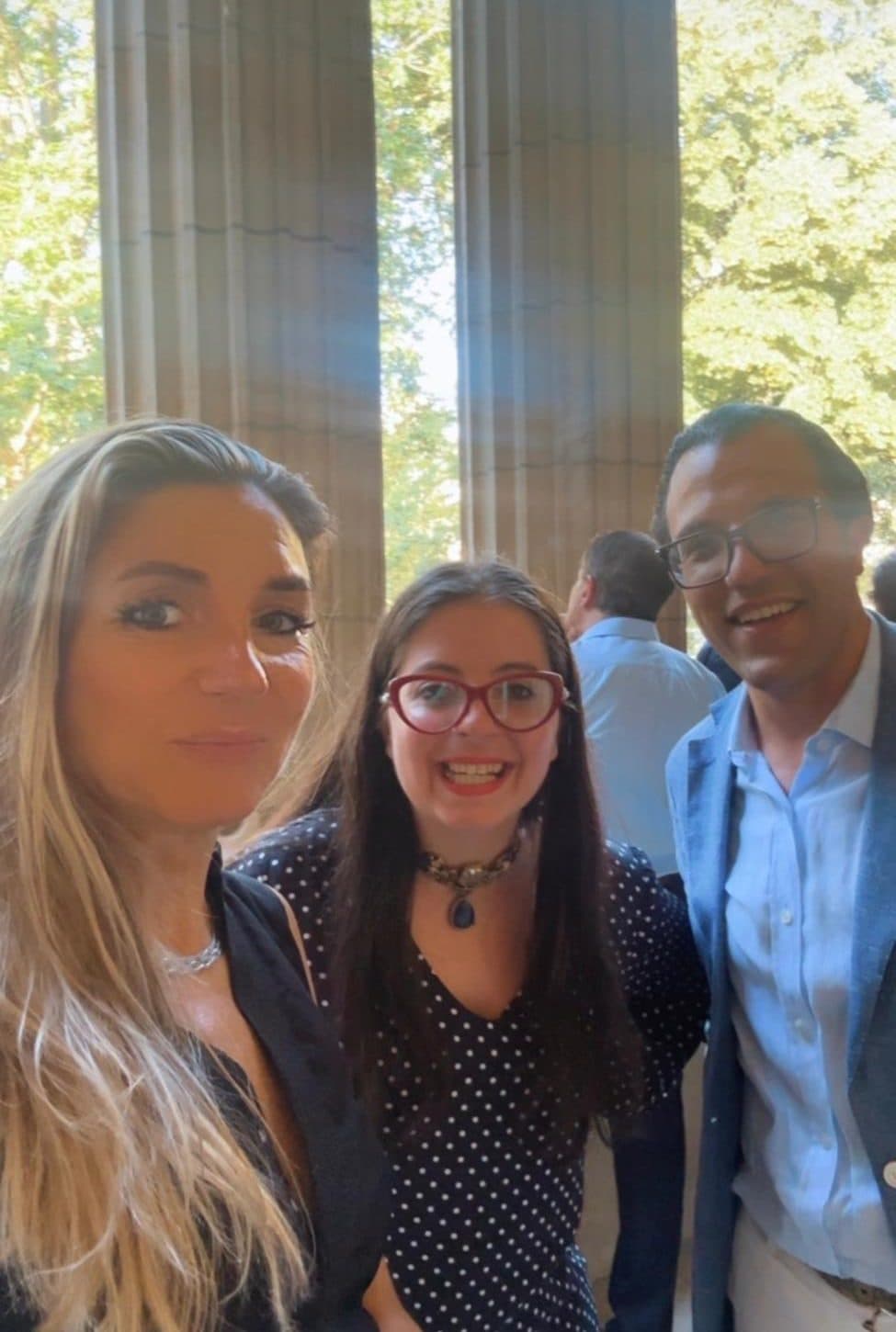 Alina Pop avec Rebecca-Georgia Dunca, diplomate au Ministère roumain des Affaires étrangères, à l'Ambassade de Roumanie à Paris