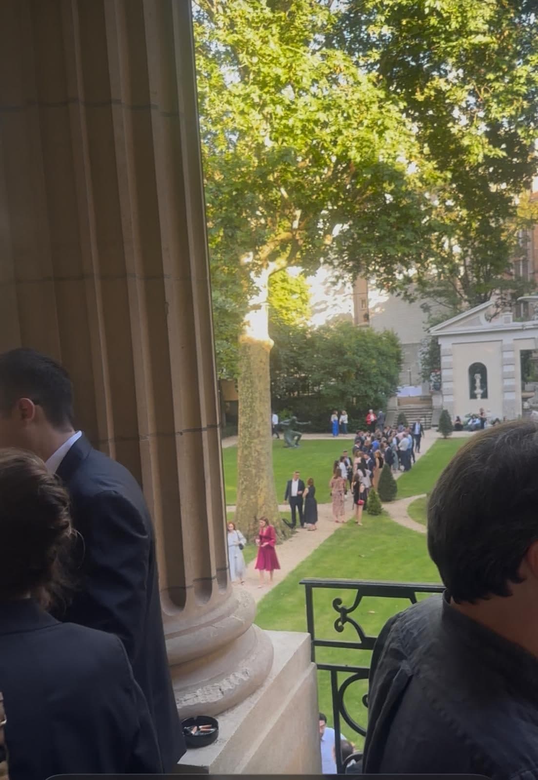 Réception dans les jardins de l'Ambassade de Roumanie à Paris
