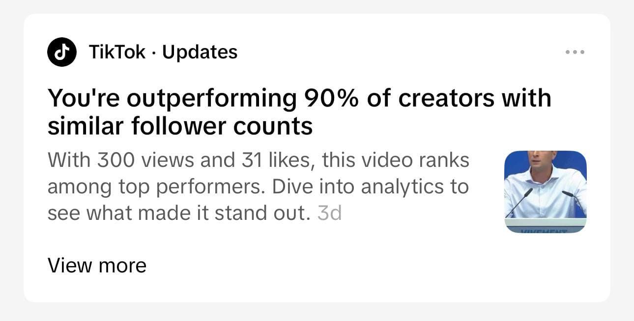 Notification TikTok indiquant qu'une publication surperforme 90% des créateurs disposant d'un nombre d'abonnés comparable