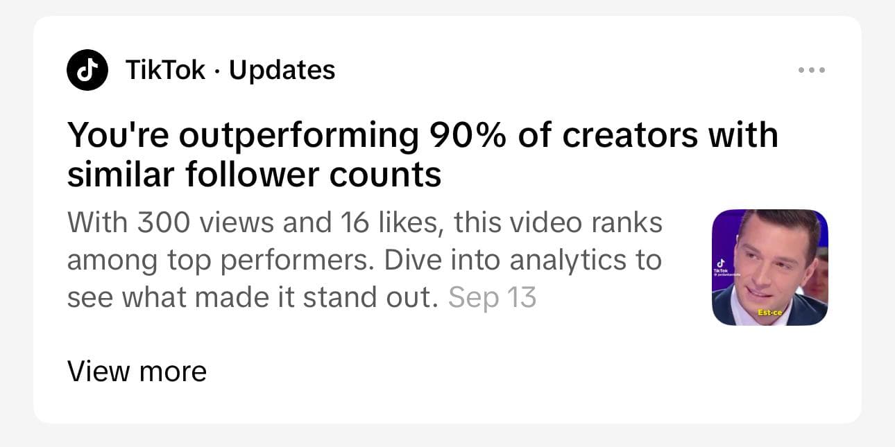 Deuxième notification TikTok indiquant qu'une autre publication surperforme 90% des créateurs disposant d'un nombre d'abonnés comparable
